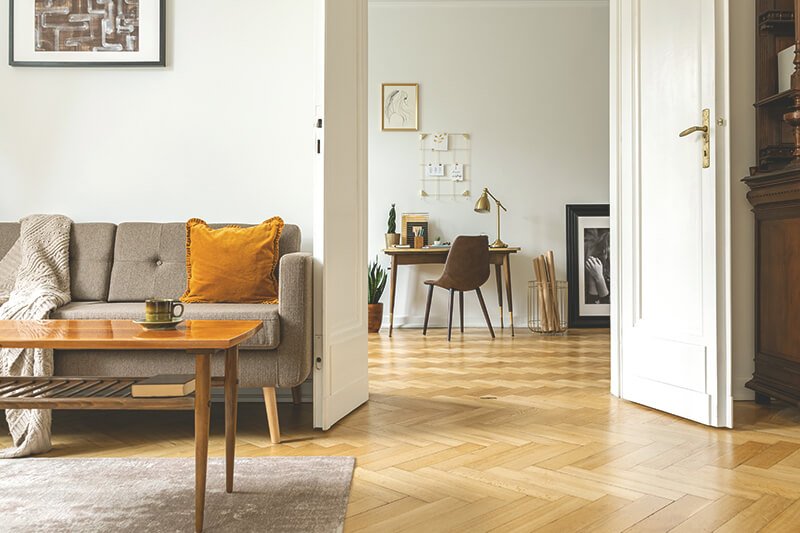 Wohnzimmer mit Sofa und Schreibtisch