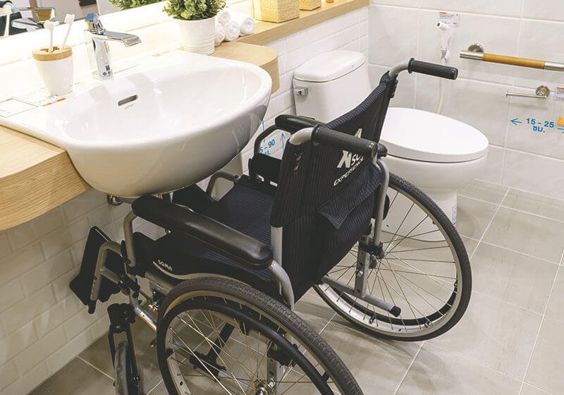 Rollstuhl unter Waschbecken